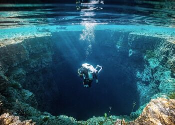O buraco azul de 300 metros de profundidade no fundo do mar que abriga cavernas inexploradas sem nenhum oxigênio