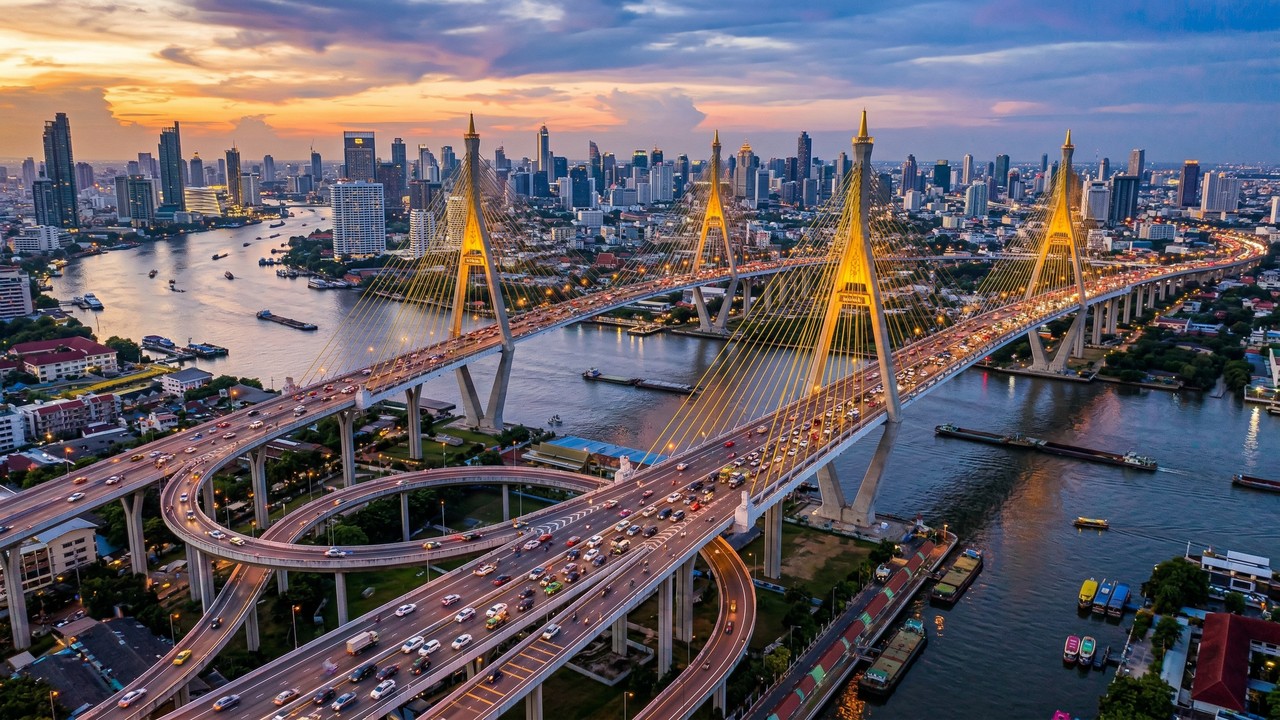 Via expressa na Tailândia ganha fama por seu design, pois suas pontes de 13 km sobre o rio Chao Phraya viraram o marco tecnológico de Bangkok
