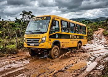Atravessar trechos de lama e rios com suspensão reforçada é a missão do ônibus escolar Volkswagen ORE 3, que garante o transporte de 59 alunos nas áreas rurais mais remotas do Brasil em 2026