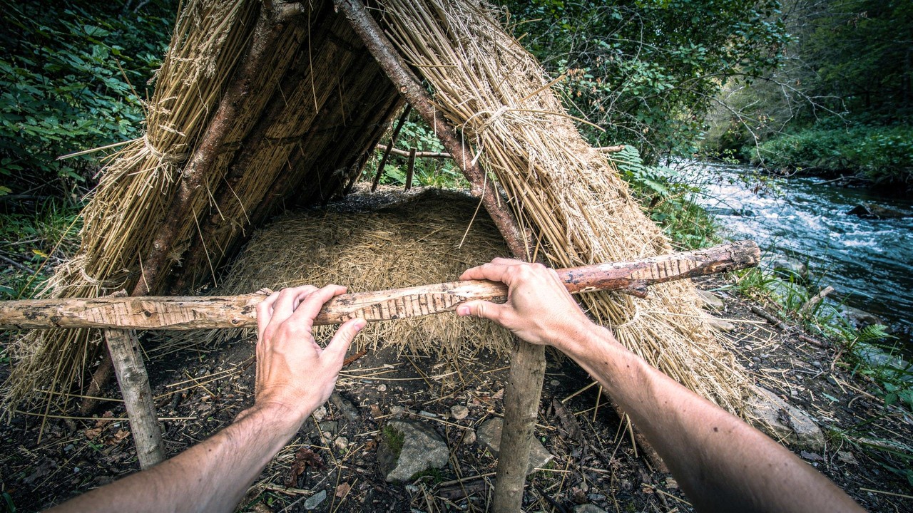 Com galhos secos e muito talento, menino de 12 anos ergue cabana sozinho à beira de um riacho