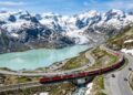 A estrada na Suíça sobe a 2.328 metros de altitude; com vistas para geleiras, a Bernina Pass virou a ligação vital e cênica entre os Alpes e a Itália