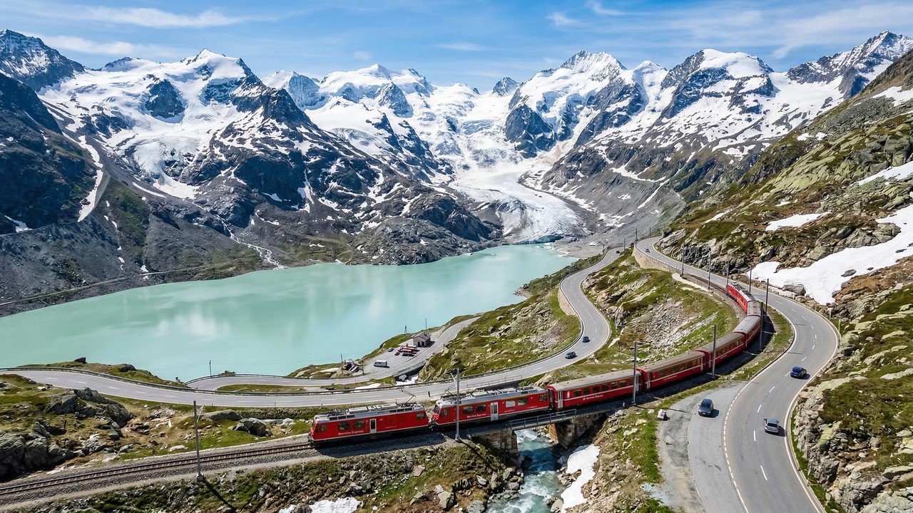 A estrada na Suíça sobe a 2.328 metros de altitude; com vistas para geleiras, a Bernina Pass virou a ligação vital e cênica entre os Alpes e a Itália