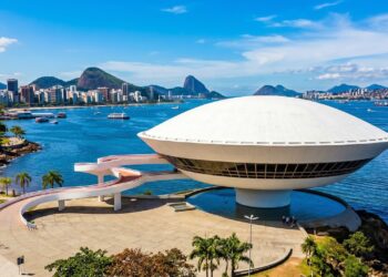 Com design futurista em concreto branco e 11 metros de altura, a cúpula de 2007 tornou-se um marco da obra de Oscar Niemeyer na orla de Niterói