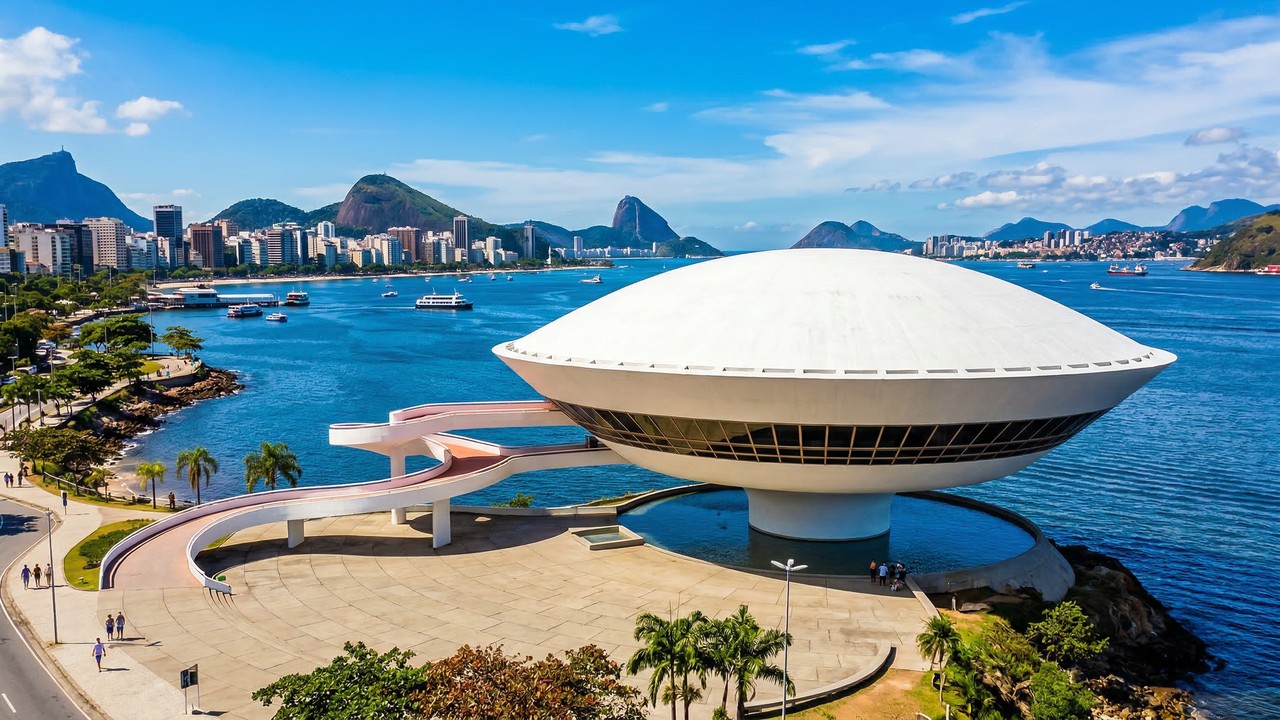 Com design futurista em concreto branco e 11 metros de altura, a cúpula de 2007 tornou-se um marco da obra de Oscar Niemeyer na orla de Niterói