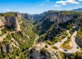 Estrada na França ganha fama por suas curvas sobre o abismo, pois o trajeto de 1911 no desfiladeiro de Nesque virou a joia cênica da Provença