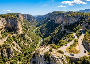 Estrada na França ganha fama por suas curvas sobre o abismo, pois o trajeto de 1911 no desfiladeiro de Nesque virou a joia cênica da Provença