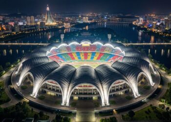 Com capacidade para 114 mil pessoas e teto em formato de magnólia, o Estádio Primeiro de Maio, de 1989, tornou-se o maior estádio de todo o mundo