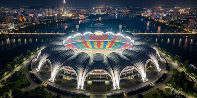 Com capacidade para 114 mil pessoas e teto em formato de magnólia, o Estádio Primeiro de Maio, de 1989, tornou-se o maior estádio de todo o mundo