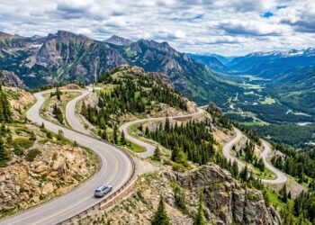 Rodovia em Wyoming ganha fama por suas vistas alpinas, pois seus 74 km de extensão sobem a 2.450 metros, cruzando o Dead Indian Pass