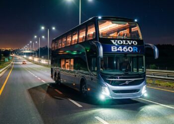 O imponente ônibus da Volvo, com quatro eixos, esconde um tanque de 800 litros que faz o gigante de 15 metros cruzar mais de 1.500 km sem precisar abastecer na estrada