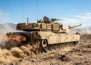 O gigante blindado de 60 toneladas que usa um motor de avião para atingir velocidades impressionantes na terra