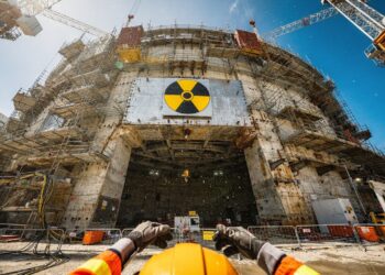 Com um custo de US$ 57 bilhões e sete mil mudanças no projeto, a maior obra da Europa enfrenta atrasos para gerar sete por cento da energia britânica