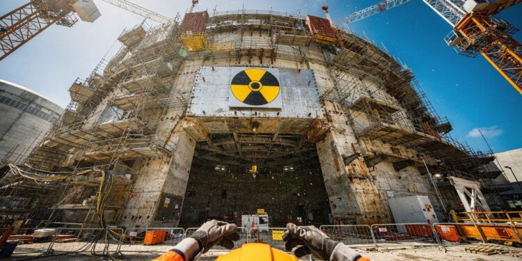 Com um custo de US$ 57 bilhões e sete mil mudanças no projeto, a maior obra da Europa enfrenta atrasos para gerar sete por cento da energia britânica