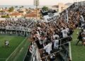 Com capacidade para 16.068 torcedores e inaugurado em 1916, o estádio do Santos tornou-se o templo sagrado do futebol e o lar eterno do Rei Pelé