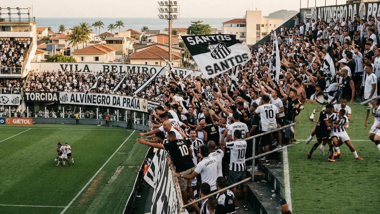 Com capacidade para 16.068 torcedores e inaugurado em 1916, o estádio do Santos tornou-se o templo sagrado do futebol e o lar eterno do Rei Pelé