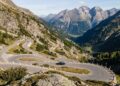 Estrada na Suíça ganha fama por suas 22 curvas, pois o trajeto a 1.815 metros de altitude une o vale de Engadina à Itália em um visual alpino único