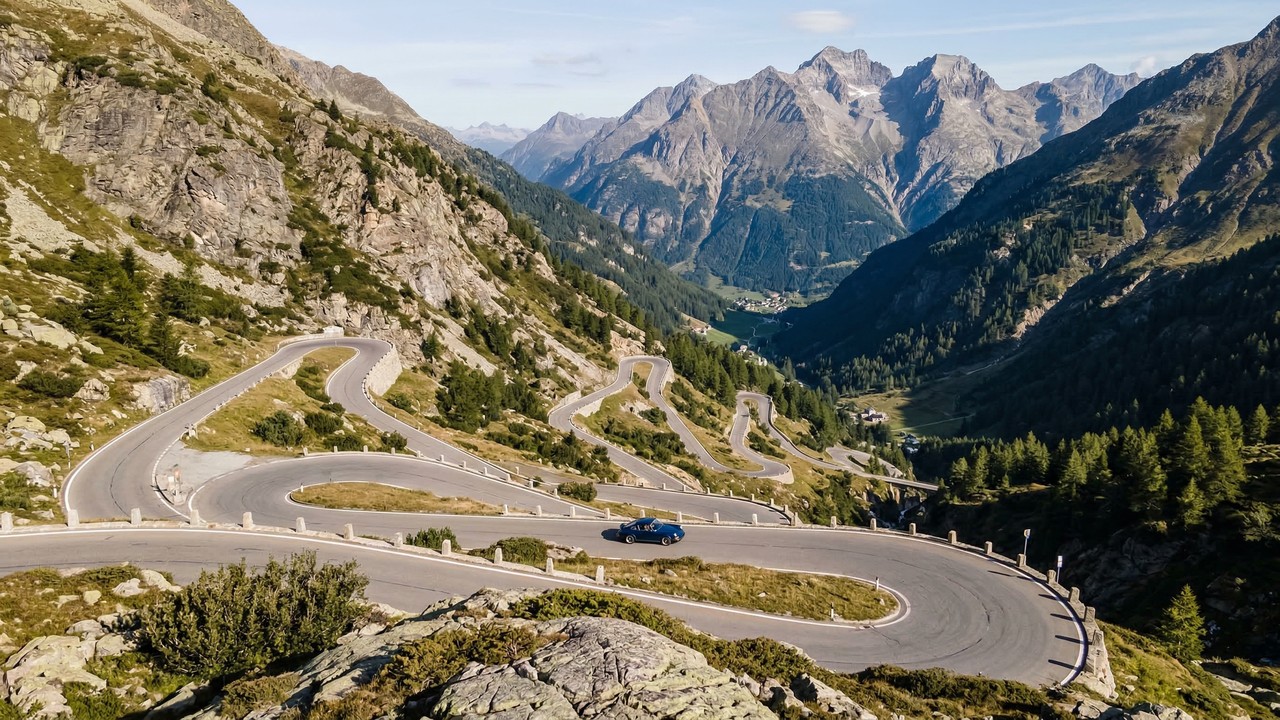 Estrada na Suíça ganha fama por suas 22 curvas, pois o trajeto a 1.815 metros de altitude une o vale de Engadina à Itália em um visual alpino único