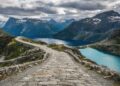 Estrada na Noruega ganha fama por suas pedras manuais de 1894, pois o trajeto de 27 km cruza os Alpes Nórdicos em altitudes de até 1.139 metros