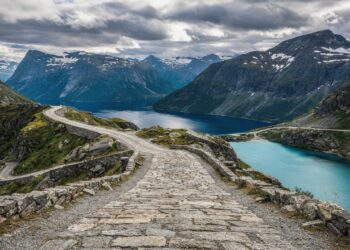 Estrada na Noruega ganha fama por suas pedras manuais de 1894, pois o trajeto de 27 km cruza os Alpes Nórdicos em altitudes de até 1.139 metros