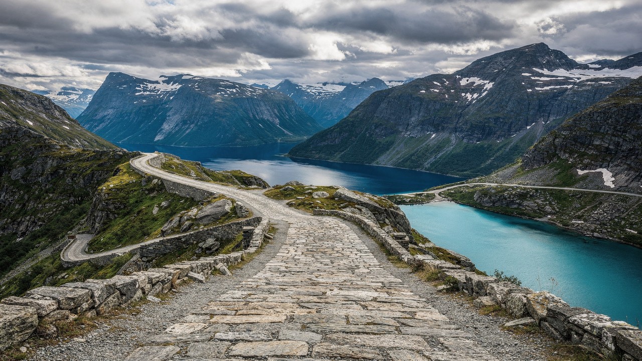 Estrada na Noruega ganha fama por suas pedras manuais de 1894, pois o trajeto de 27 km cruza os Alpes Nórdicos em altitudes de até 1.139 metros