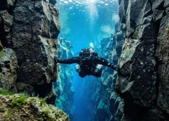 O único lugar do mundo onde se pode nadar no abismo gigante que divide 2 continentes submersos