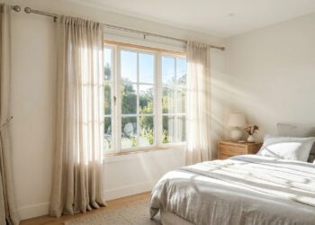 Estender o varão da cortina 30 centímetros além da borda lateral da janela permite a entrada de 40% mais luz solar e transforma um quarto escuro