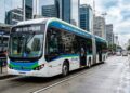 O silencioso ônibus elétrico articulado Eletra de 21 metros leva 150 passageiros de uma só vez e roda até 250 km nas capitais gastando R$ 0 com diesel