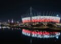 Com teto retrátil de PVC e capacidade para 58 mil torcedores, a arena de 2012 tornou-se o maior estádio da Polônia e um ícone de sua capital