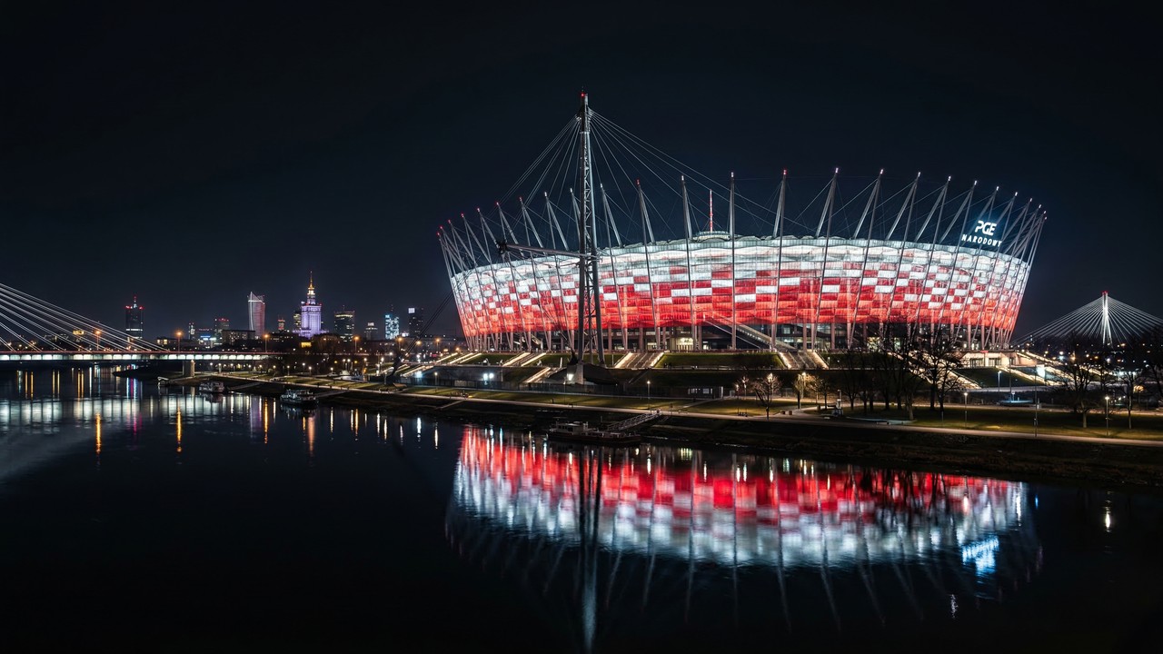 Com teto retrátil de PVC e capacidade para 58 mil torcedores, a arena de 2012 tornou-se o maior estádio da Polônia e um ícone de sua capital