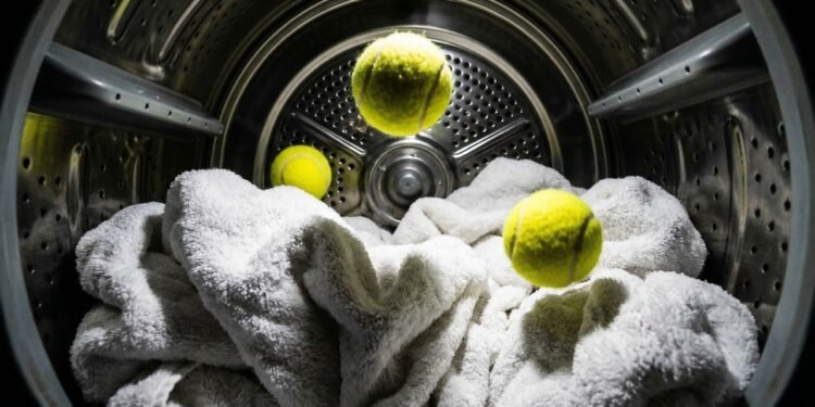 O truque de colocar duas bolas de tênis na secadora bate nas fibras das toalhas velhas e devolve até 80% da maciez original em 40 minutos