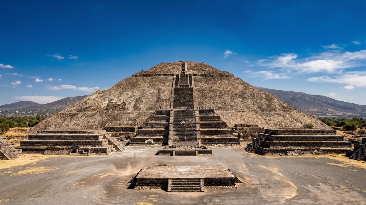 Com seus 65 metros de altura e 248 degraus de pedra, a pirâmide de 200 d.C. tornou-se o maior monumento de Teotihuacan e um mistério do México
