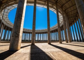 Com 288 colunas circulares e capacidade para 72.788 torcedores, a arena de 2013 tornou-se o maior estádio de Brasília e um marco da engenharia