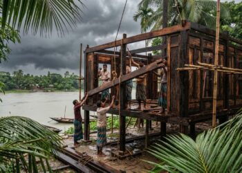 Carpinteiros de Bangladesh constroem casas pré-fabricadas que podem ser desmontadas e remontadas em um dia