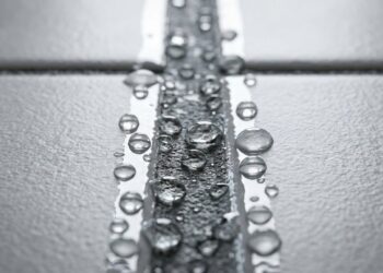 Aplicar 1 camada de verniz marítimo incolor nos rejuntes do box bloqueia 90% da umidade e impede o surgimento de mofo por até 2 anos seguidos