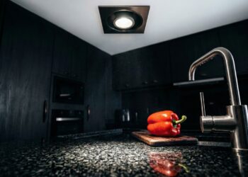 Substituir as 6 lâmpadas dicroicas da cozinha por modelos LED de 4000K aumenta a visibilidade em 50% e reduz o consumo de energia em R$ 180 ao ano