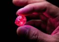 Esqueça o rubi e o diamante rosa, pois esta gema brilha com luz neon de Mianmar, sendo o tesouro galáctico da geologia