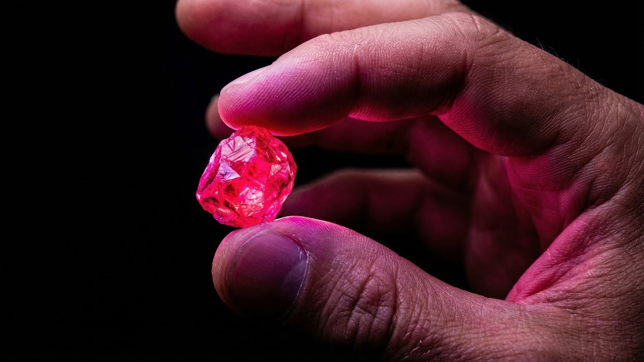 Esqueça o rubi e o diamante rosa, pois esta gema brilha com luz neon de Mianmar, sendo o tesouro galáctico da geologia