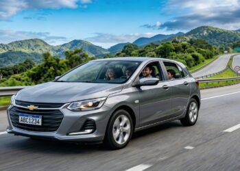 Baixo consumo rodoviário destaca o Chevrolet Onix, que atinge 16,6 km por litro na estrada e oferece porta-malas de 275 litros para quem precisa de eficiência em percursos longos