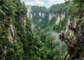 O mundo perdido no fundo de um buraco chinês: exploradores descem 192 metros na terra e encontram uma floresta primitiva inteira intocada pela humanidade