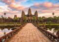Com 162 hectares e cercado por um fosso gigante, o templo de Angkor Wat, do século XII, tornou-se a maior estrutura religiosa já construída no mundo