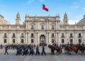 Com sua fachada neoclássica de 1805 e sede do governo chileno, o Palácio de La Moneda tornou-se o maior símbolo da história e poder em Santiago