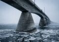 Com 12,9 km de extensão sobre águas congeladas, a ponte canadense, de 1997, tornou-se a maior travessia do mundo sobre gelo e um marco da engenharia
