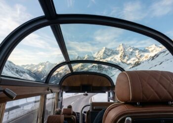 O icônico modelo de dois andares Neoplan Skyliner leva 83 turistas com teto panorâmico de vidro e utiliza suspensão inteligente para evitar oscilações em alta velocidade