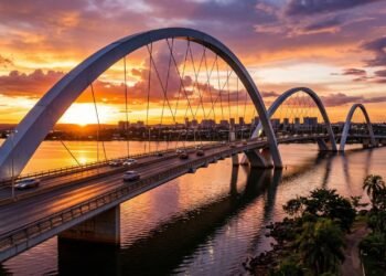 Com 1.200 metros de extensão e três arcos de aço assimétricos, a ponte brasiliense de 2002 tornou-se o maior marco da arquitetura de Brasília