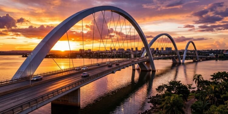 Com 1.200 metros de extensão e três arcos de aço assimétricos, a ponte brasiliense de 2002 tornou-se o maior marco da arquitetura de Brasília
