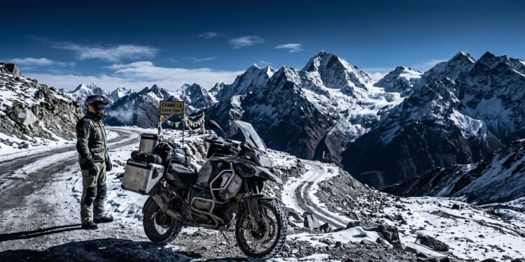 A estrada indiana atinge 5.360 metros de altitude; situada em Ladakh, a Chang La é a terceira passagem motorizada mais alta de todo o planeta