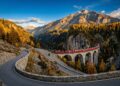 Estrada na Suíça ganha fama por suas curvas a 2.312 metros de altitude, pois o trajeto de 1865 atravessa os Alpes ao lado da ferrovia mais bela do mundo