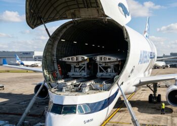 Com design bizarro parecido com uma baleia e 63 metros de comprimento, o avião cargueiro mais diferente da atualidade carrega duas asas gigantes na “testa”