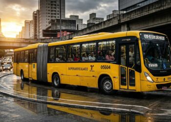 Com 23 metros de comprimento e o exclusivo quarto eixo direcional o gigante Mercedes-Benz O 500 UDA transporta 170 passageiros e faz curvas apertadas com a agilidade de um veículo curto