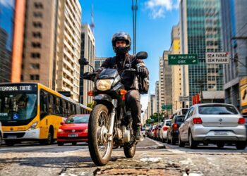 Fazendo 59,1 km por litro e custando apenas 10.380 reais, a nova Honda Pop 110i ES virou a moto mais barata e econômica para enfrentar o trânsito das grandes capitais em 2026